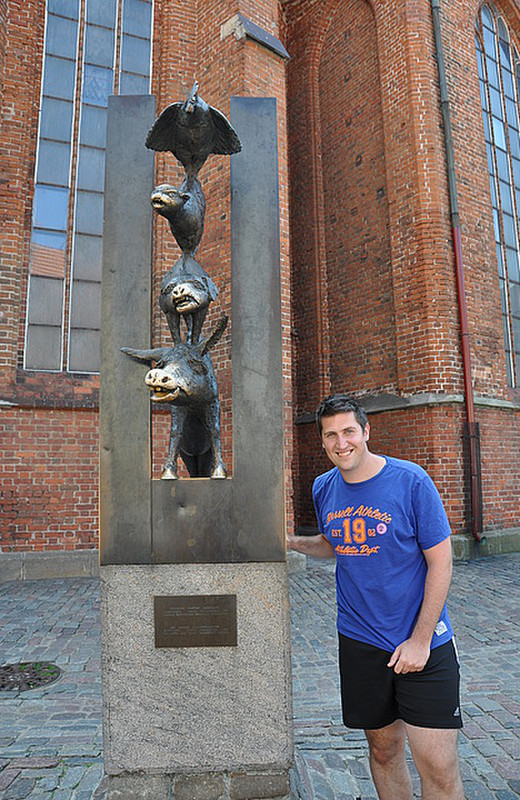 Kris Riga Statue