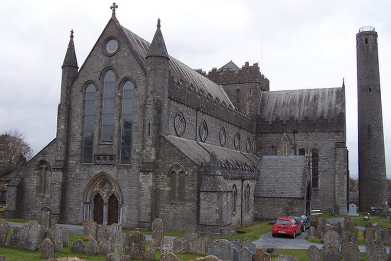 St. Canice&#39;s Cathedral and round tower