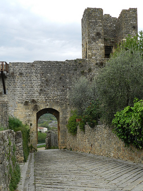 Monteriggioni village gate