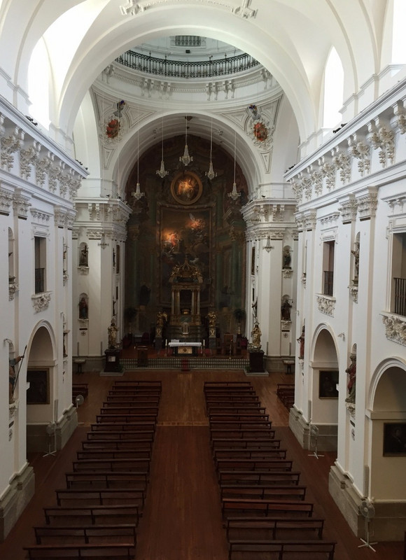 The nave and altar at the Jesuit church in Toledo