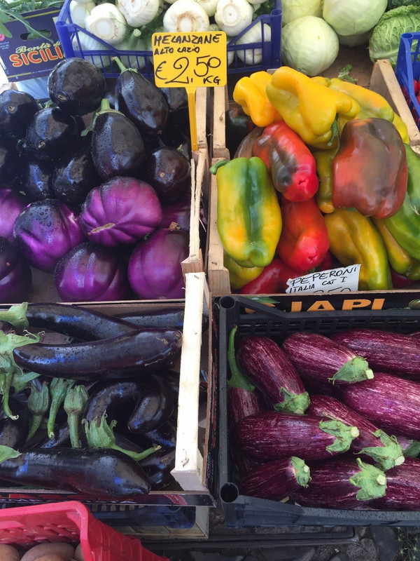 Produce market at Campo de&#39; Fiori