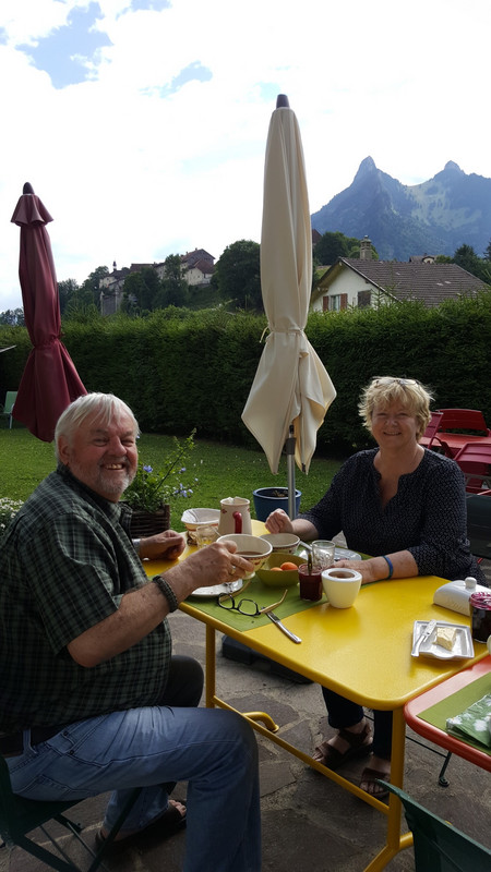 Brekkie in the garden 