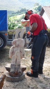 Chainsaw sculptor 