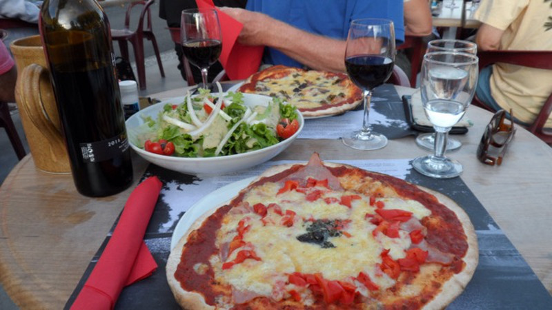 Delicious pizza at La Cremade