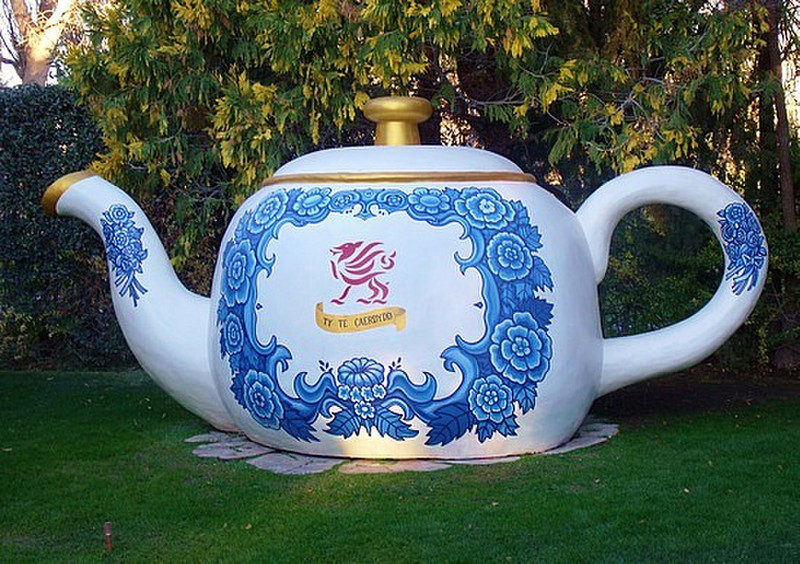 The giant teapot of the Lady Di tea house, Gaiman