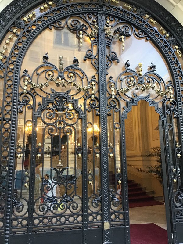 Door to the Palace de Artes.