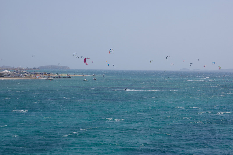 Kite surfers entre Paros et Antiparos