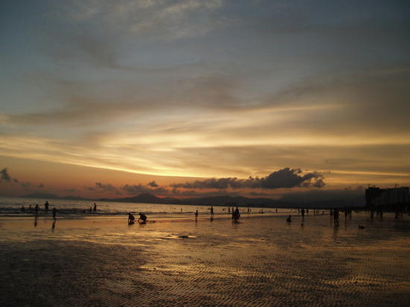 Hainan Dao 35Beach Life at Sunset | Photo