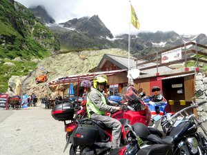 Popular moto lunch stop below Susten