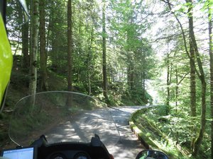 Skinny road down from Pragel Pass