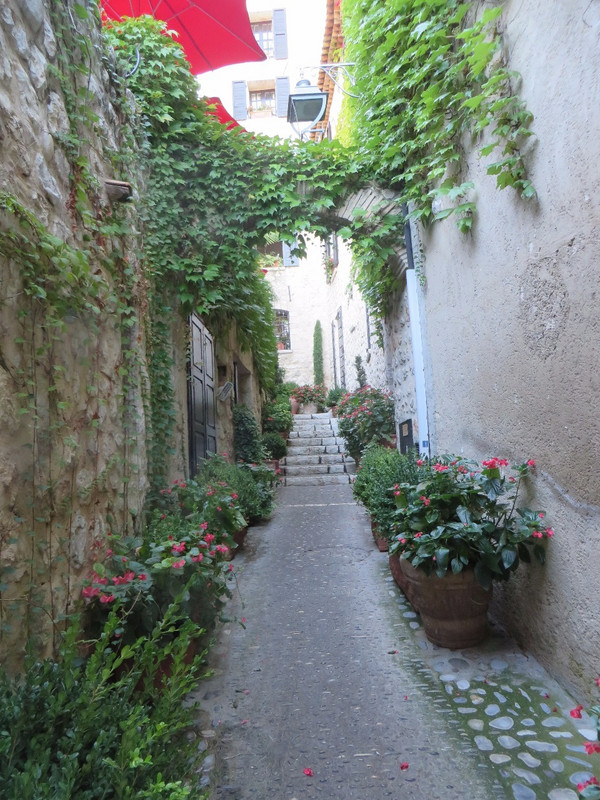 Narrow alleys inside the city