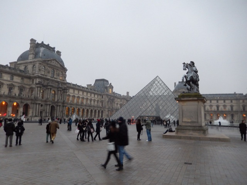 El patio del Louvre