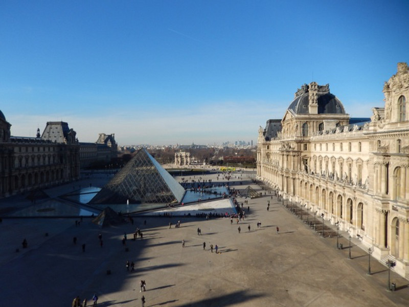 Vista del patio desde adentro del Louvre