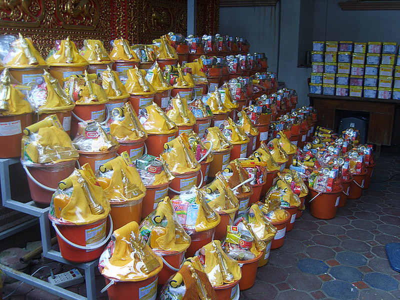 Wat Chaimongkol - something for the monks