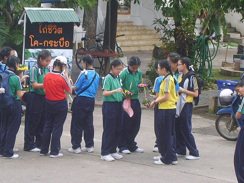 Wat Chaimongkol - school party with krathongs