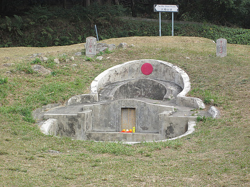 Horseshoe grave at Tai Mo Shan