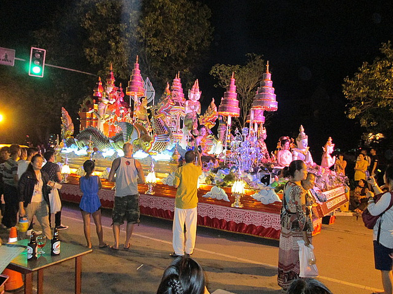 Loy Kratong procession