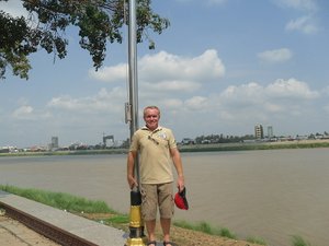 A walk by the Tonle Sap river