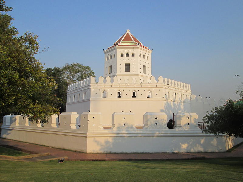 Phra Sumen fort has had a paint job