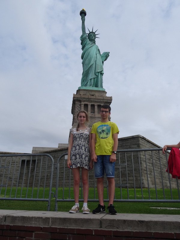 Claire et Clément devant la statue