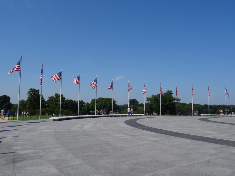 Les drapeaux autour du Washington Monument