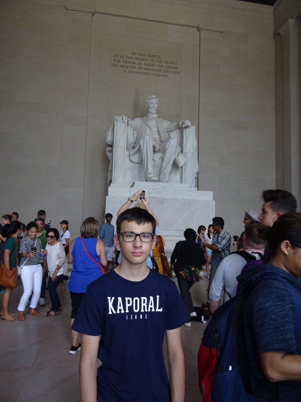 Clément devant la statue d'Abraham Lincoln
