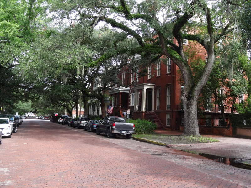 Une rue pavée de Savannah avec une superbe maison