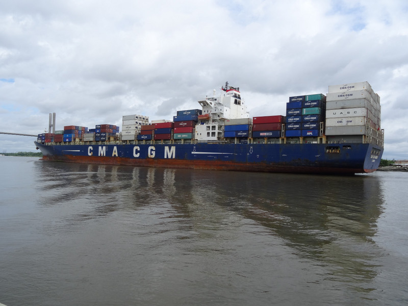 Un porte-containers sur le fleuve Savannah