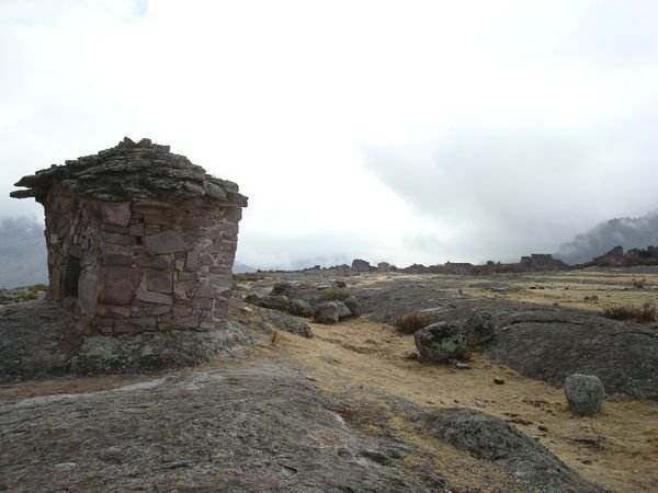 Quelques ruines au sommet du site