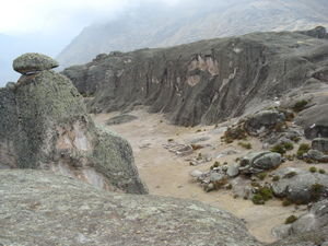Mini vallée, ruines, et roches!