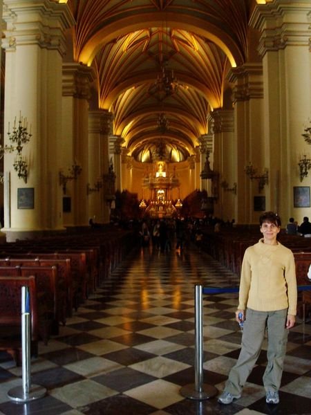 Denise dans la cathédrale de Lima