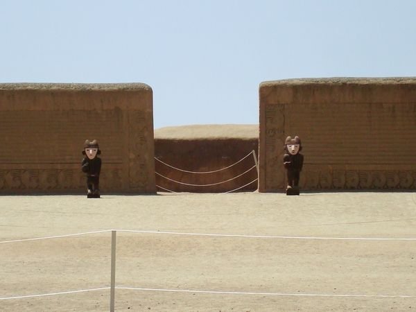 Deux statuts gardent l'entrée du site de Chan Chan
