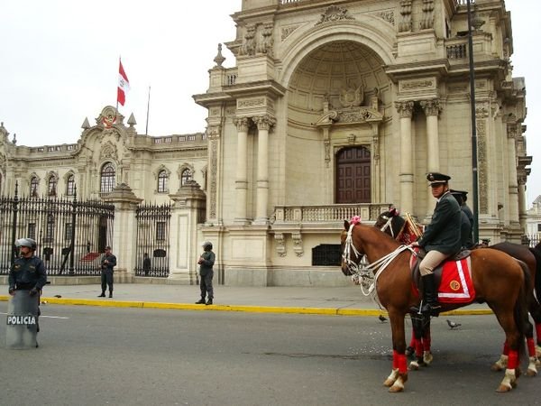 Policiers montés, Plaza de Armas, Lima