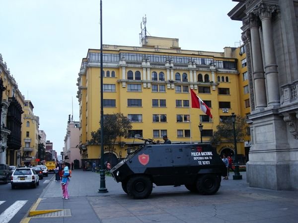 Tank assurant la sécurité, Plaza de Armas, Lima