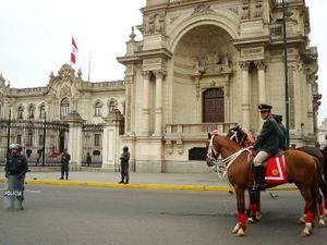 Policiers montés, Plaza de Armas, Lima