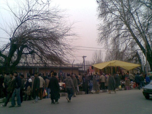 The Sunday Bazaar - where everyone goes to stroll in Srinagar