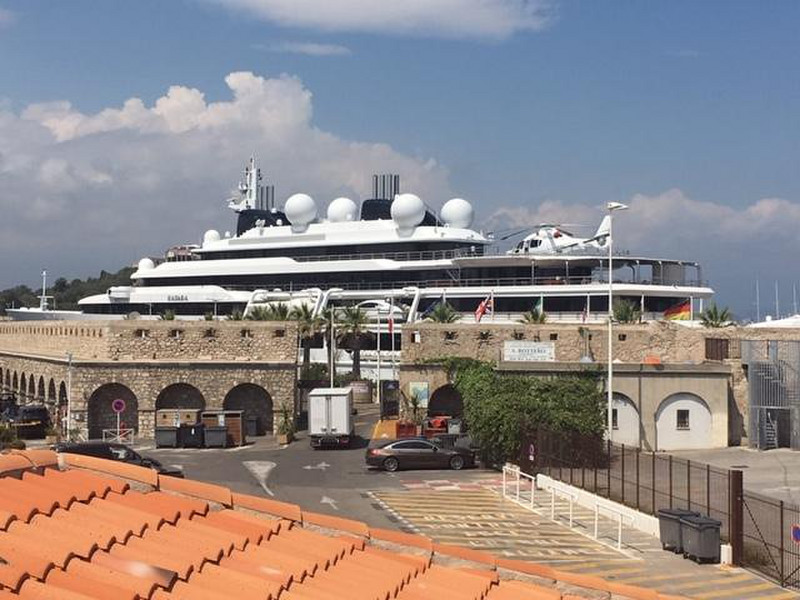 Look at the size of that yacht!!! The Katara