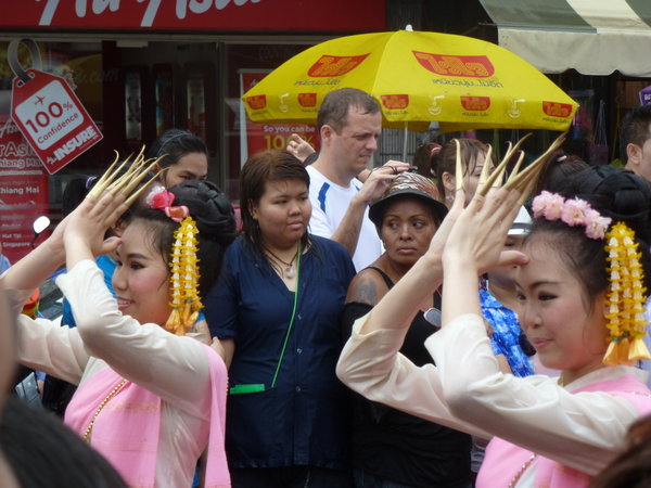 Mujeres bailando en las procesiones