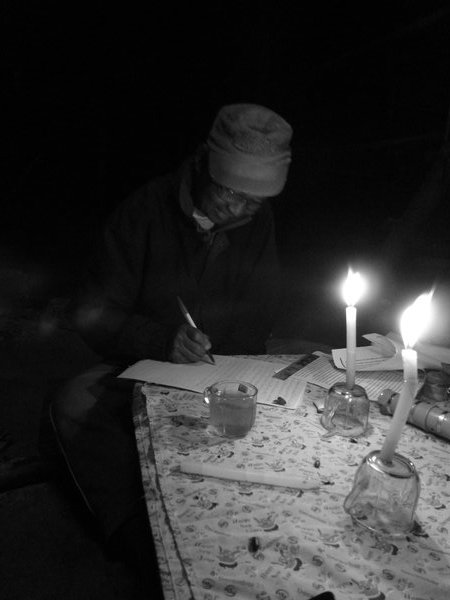 Escribiendo a la luz de las velas en el monasterio