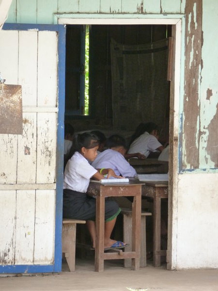 Children at school in Don Det