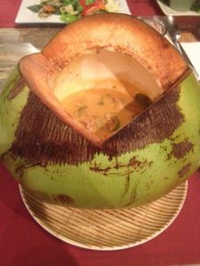 Curry servi dans une coque de noix de coco