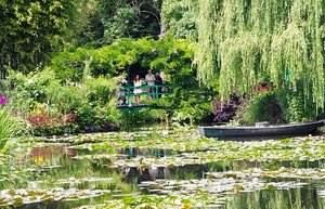 Water Lilies and Bridge in Monet&#39;s Garden