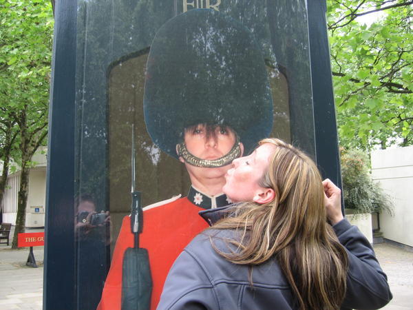 Melissa kissing a Palace Guard!