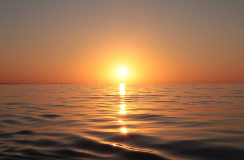 Lever de soleil sur une mer plate