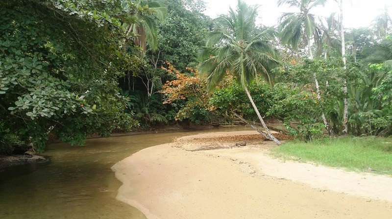 Petit fleuve de Principe &agrave; Praia Salgada