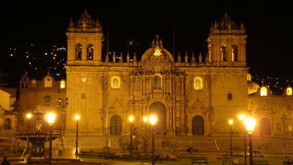 Plaza de Armas en la noche.
