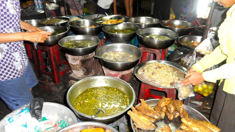 Street Food Dinner in Phnom Penh