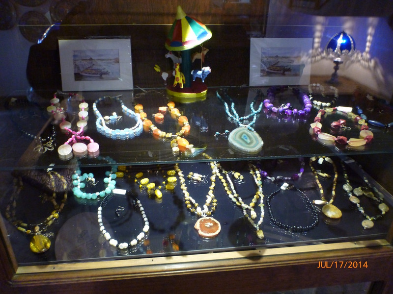 Mas joyeria. There are other displays too.