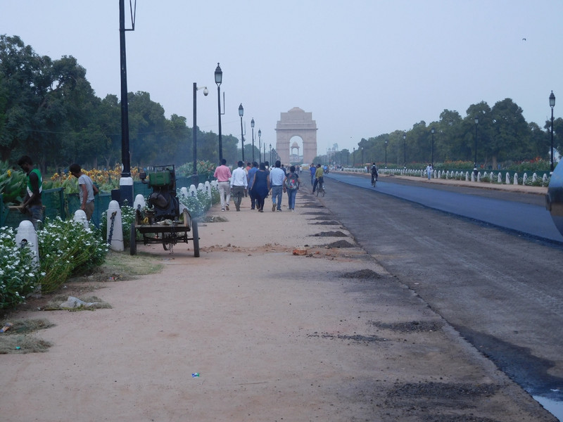 On the way from the subway station to India Gate 