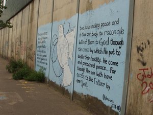 6-The &quot;Peace Wall&quot; Devideing Belfast